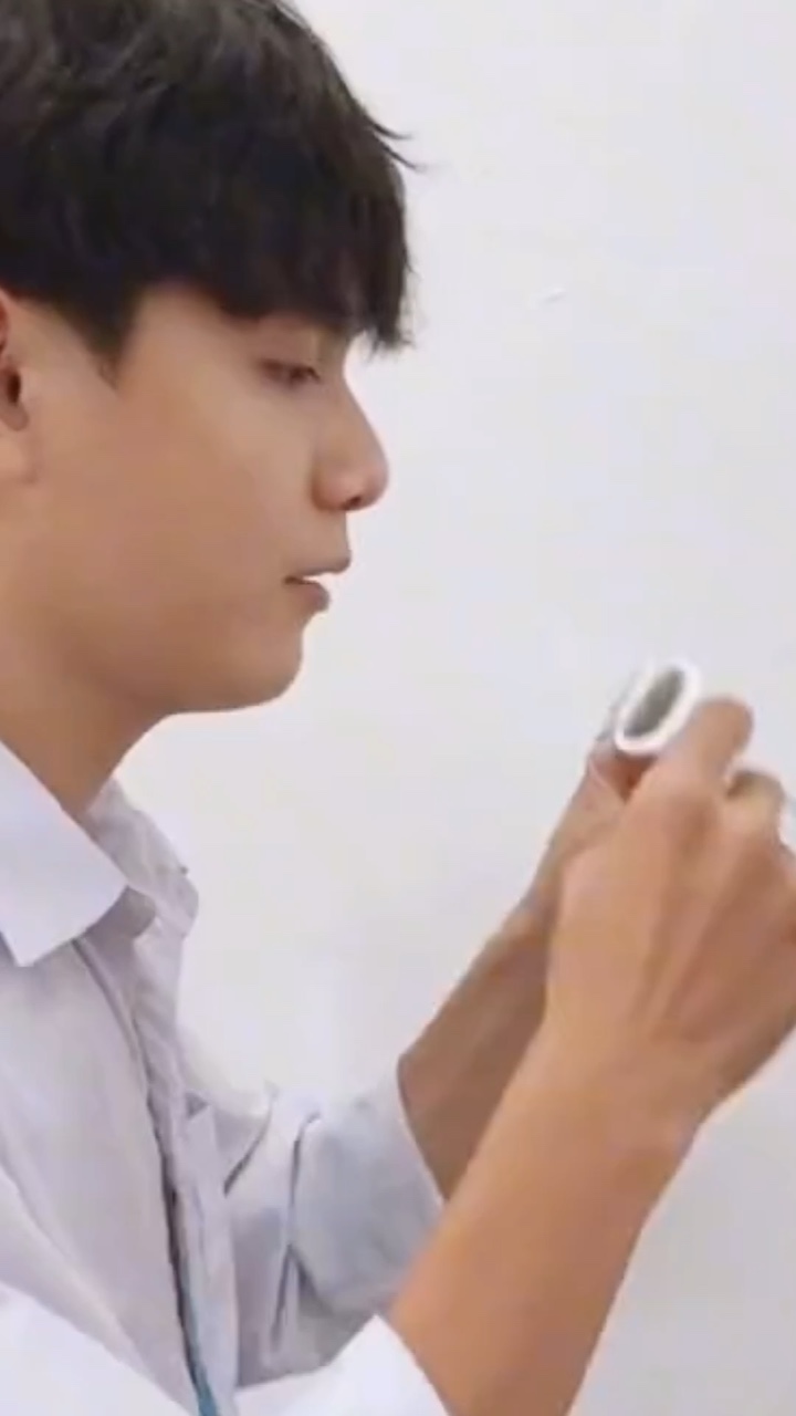 M￫ u đeo kính