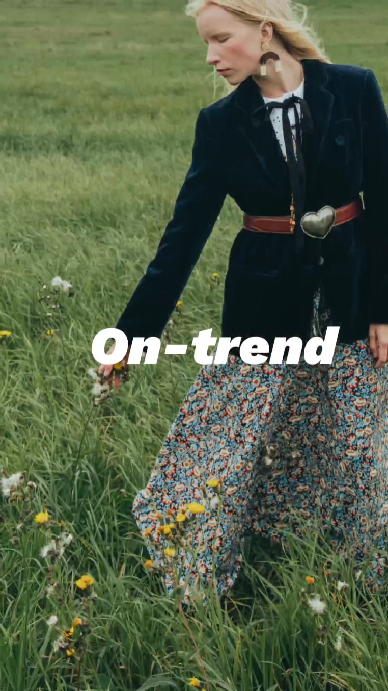 C2B TikTok Trendy Clothes Display