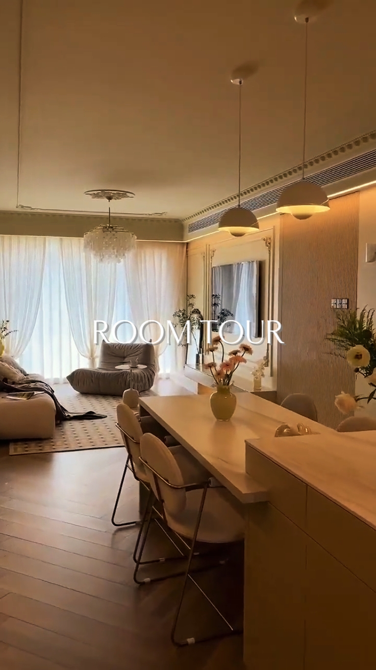ROOM TOUR