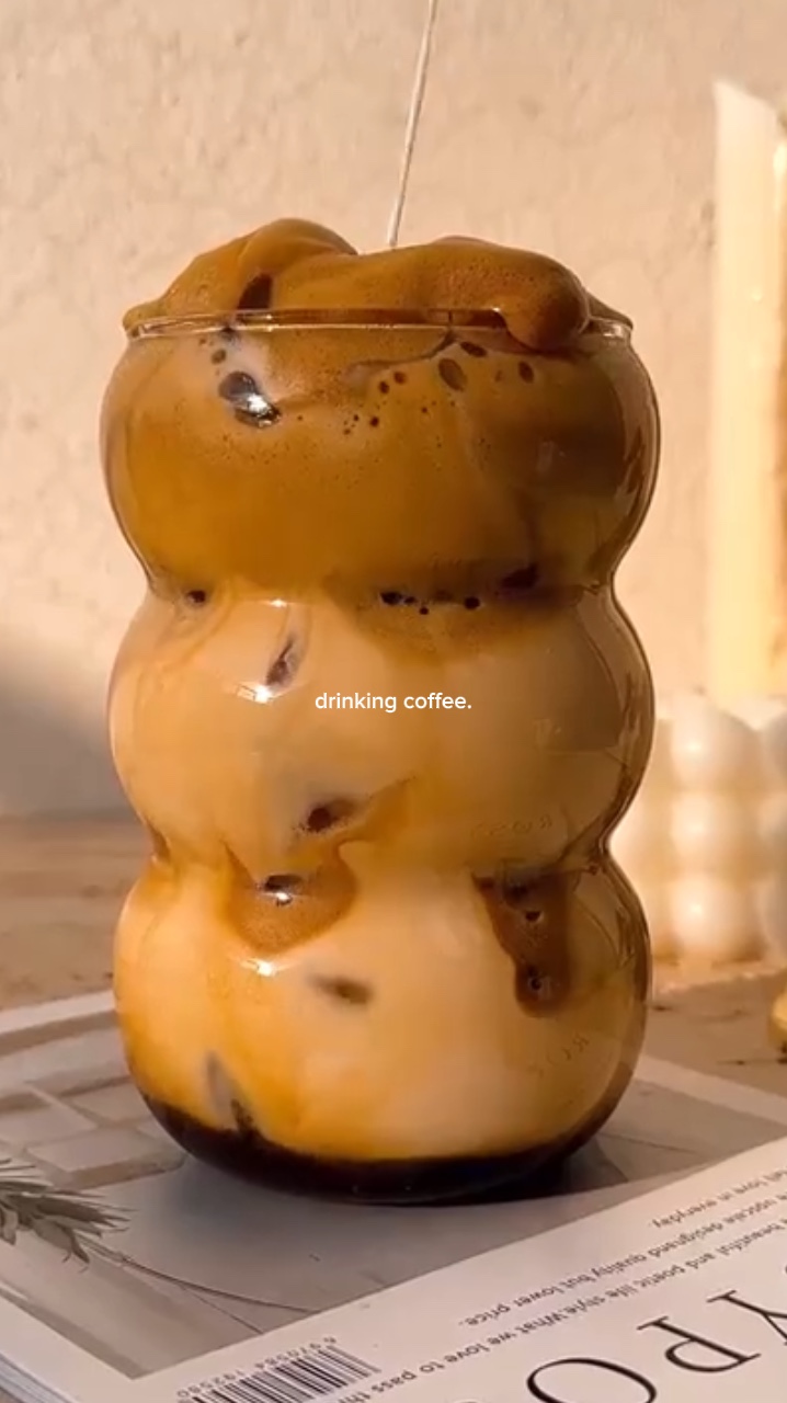 Bebendo café