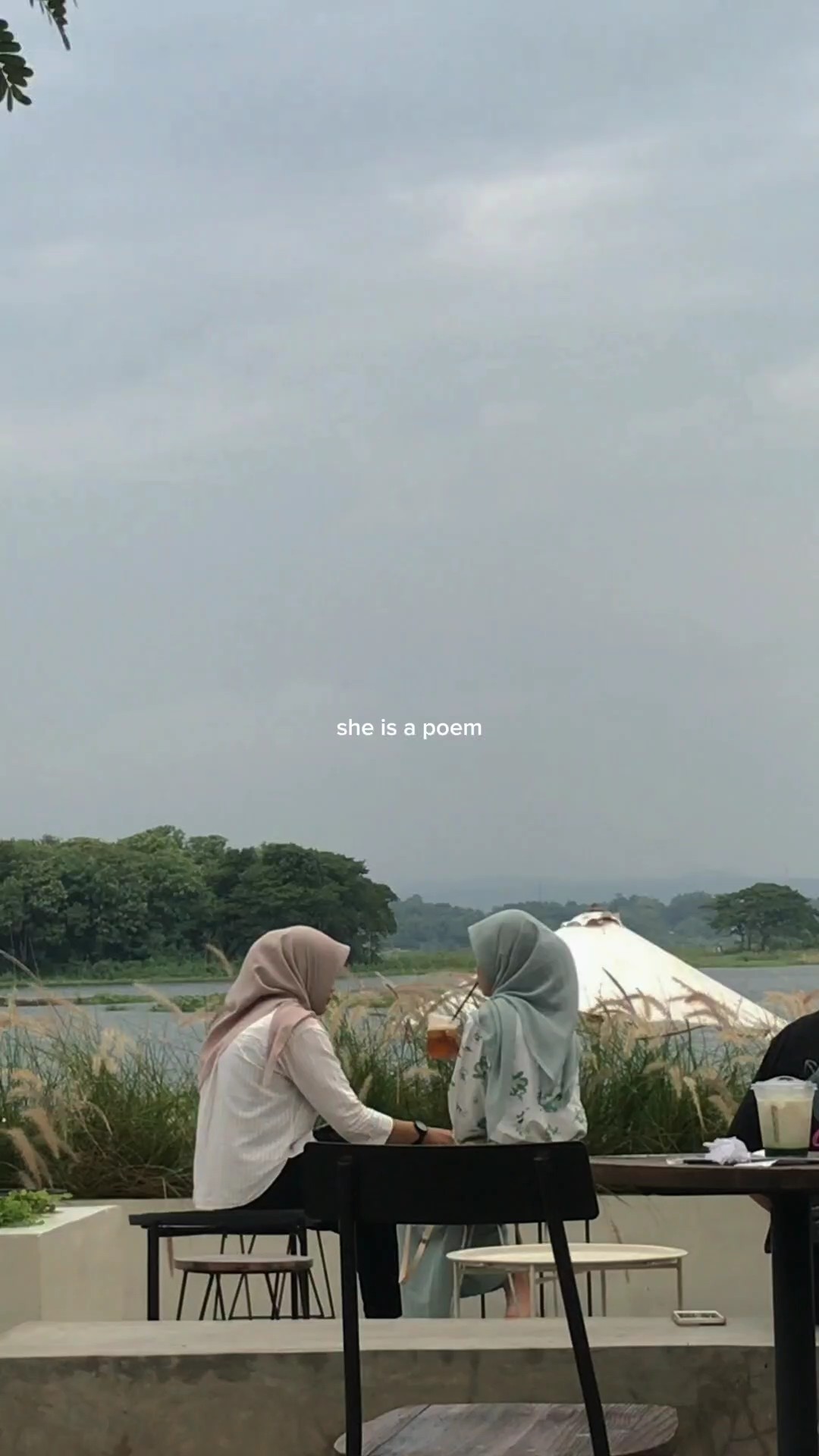 dia adalah sebuah puisi
