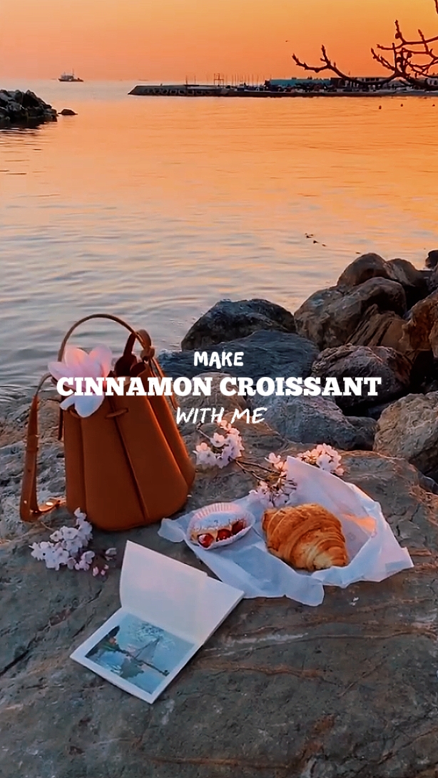 CINNAMON CROISSANT 