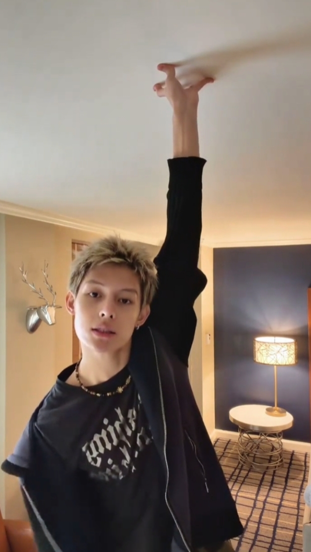 James como Spiderman