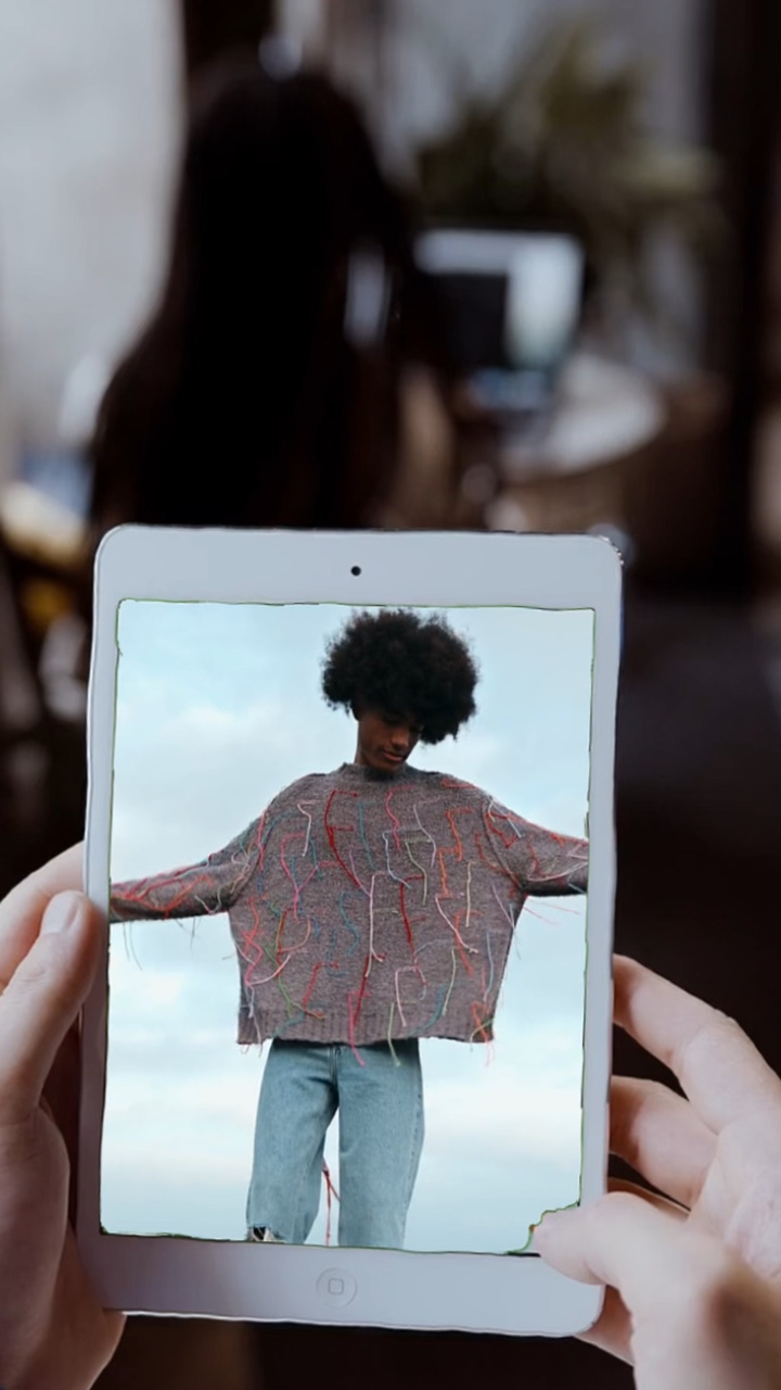 Exibição de roupas femininas em tela pequena