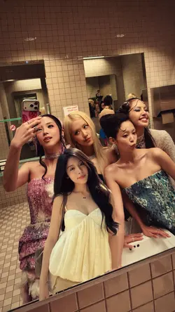black pink mirror