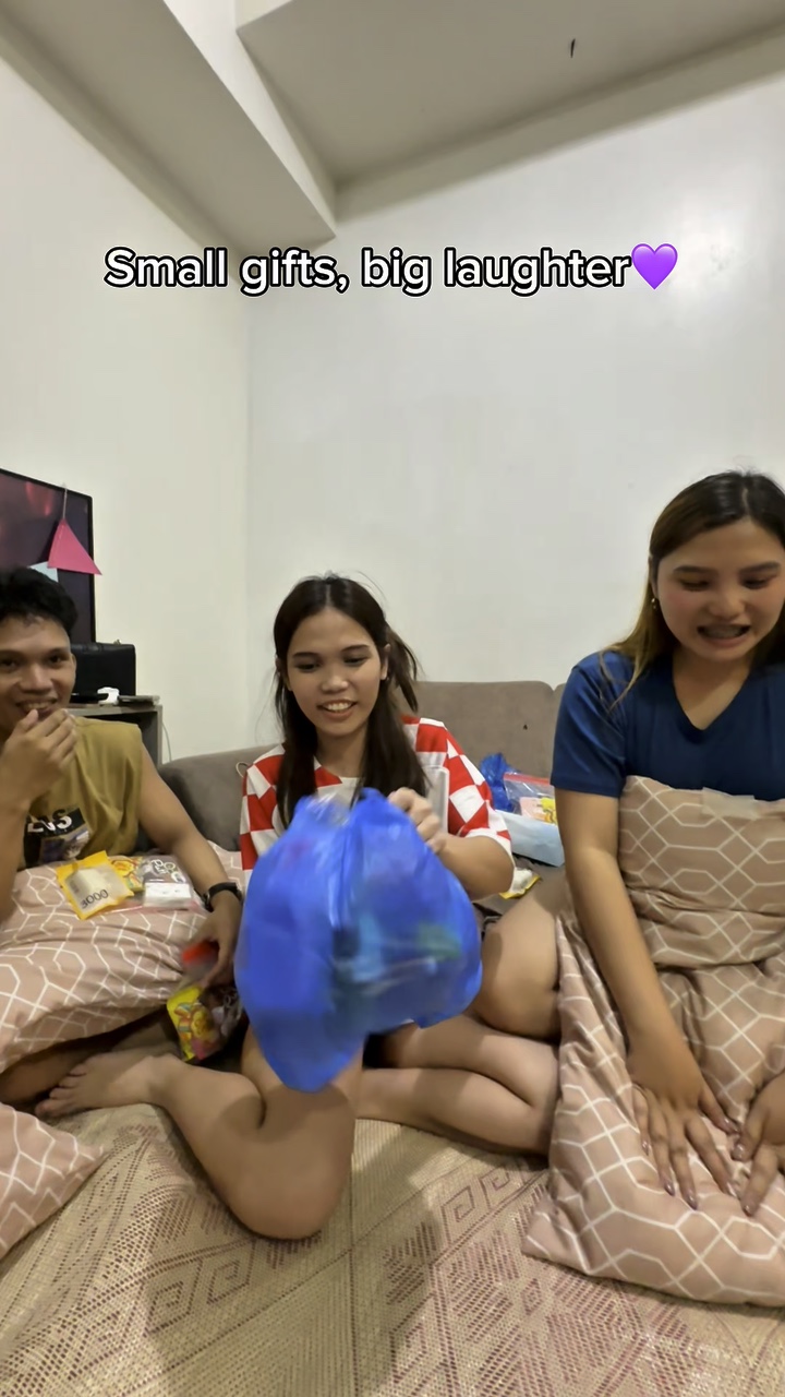 Maliit na Regalo Malaking Ngiti