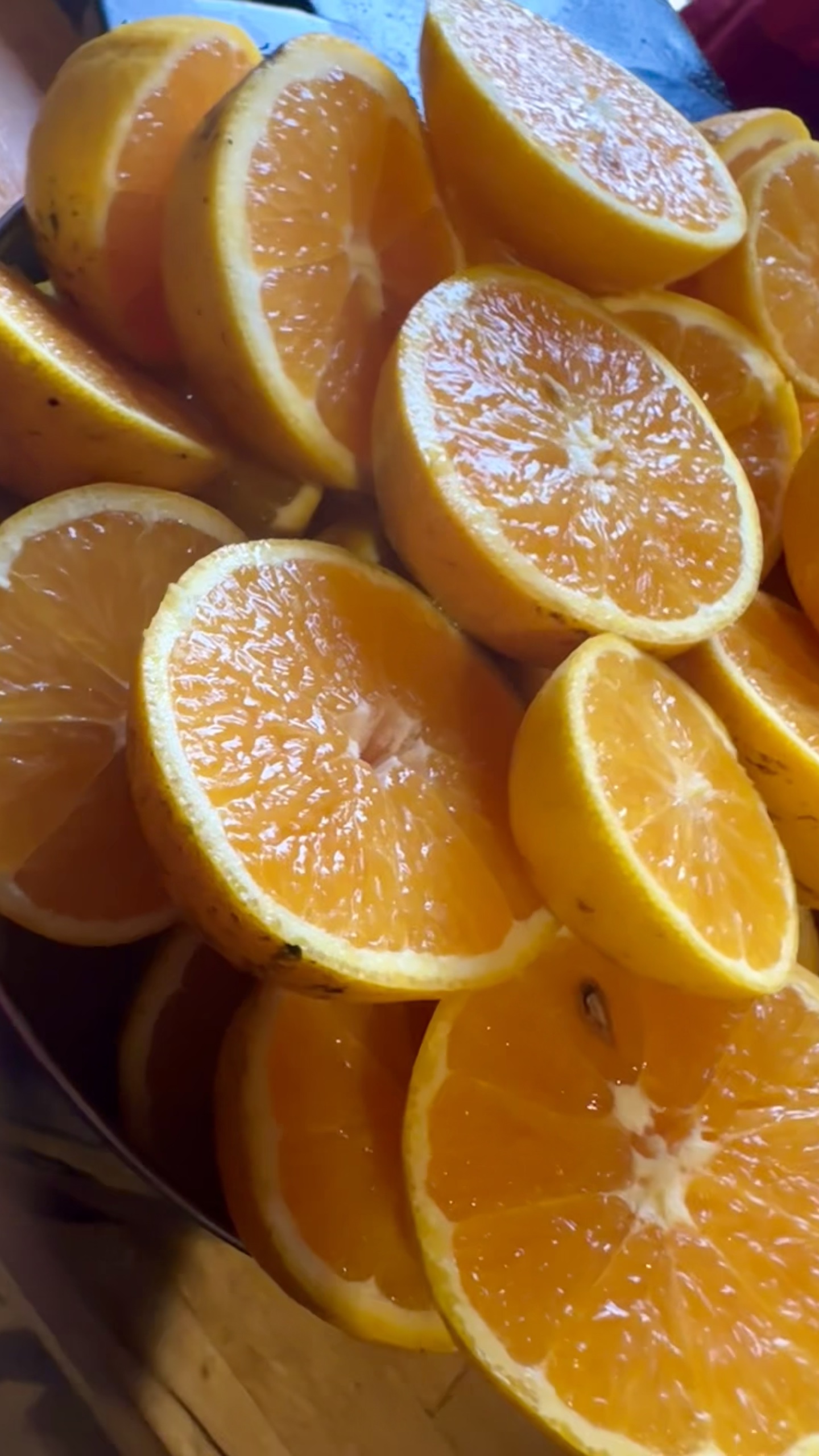 Bebendo suco de laranja